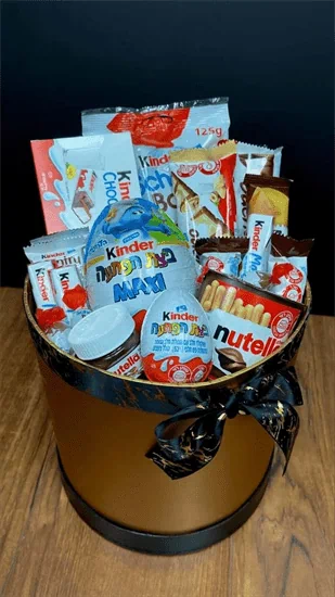 מארז שחור/זהב עם שוקולד קינדר איכותי