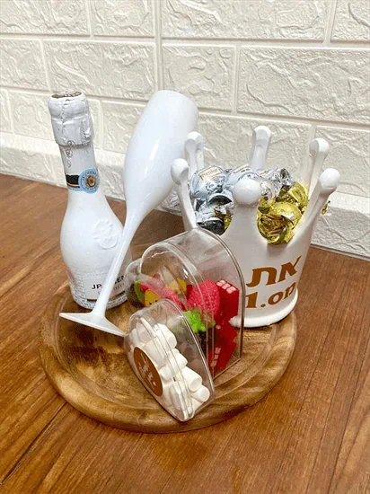 מארז העצמה - שמפניה עם כוס כתר חרסינה ומתוקים