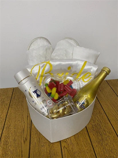 מארז חינה/מקווה מהמם - כיסוי ראש/חלוק/נעליים/קרם גוף/יין.