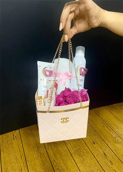 מארז בדמוי שאנל עם מוצרי בישום לאישה ושוקולדים