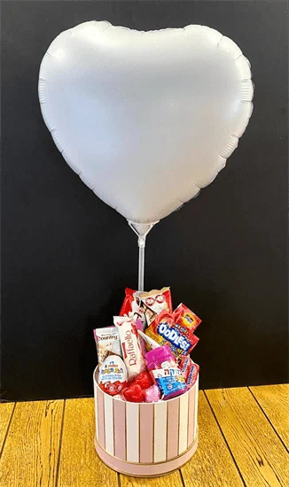 מארז מתוקים ורוד לבן עם בלון כולל כיתוב אישי